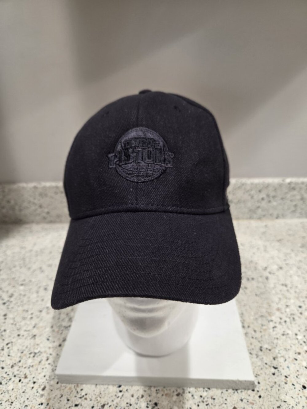 Detroit Pistons Adidas Hat Cap NBA Fitted Baseball Size L/XL Black
